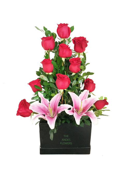 Rosas rojas y lilium en box negro