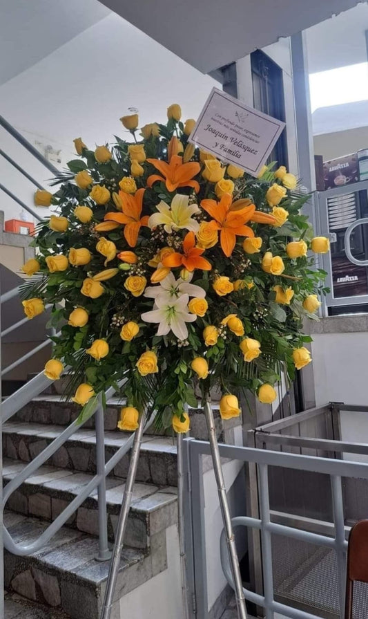 Corona de rosas amarillas y lilium naranja